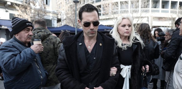 Κηδεία Κώστα Βουτσά: Συγκλονισμένος ο Άνθιμος Ανανιάδης και η μητέρα του Εύη Καραγιάννη
