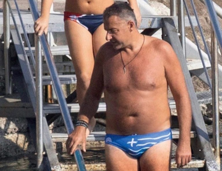 Λιάγκας: Κατέβασε από το instagram τη φωτό με το μαγιό με την σημαία μετά τα αρνητικά σχόλια