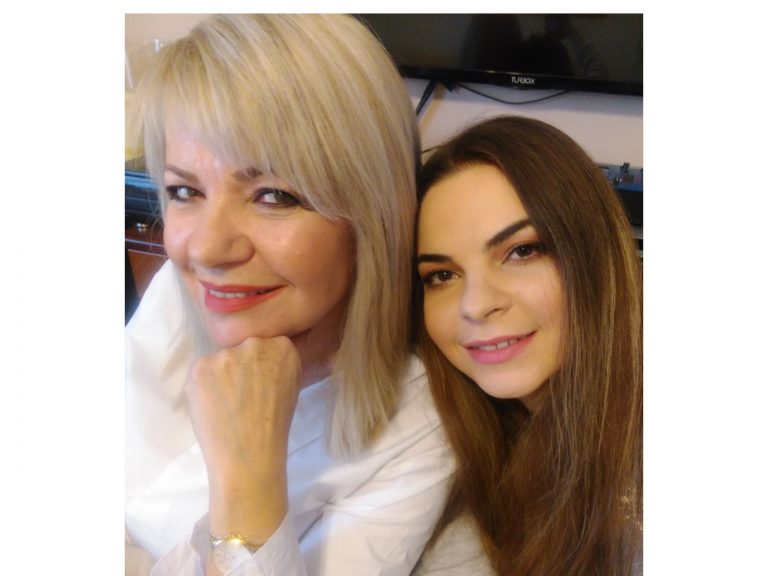 Η make-up artist Καίτη Τομαζίνου παρακολούθησε σεμινάριο διακεκριμένης εταιρίας