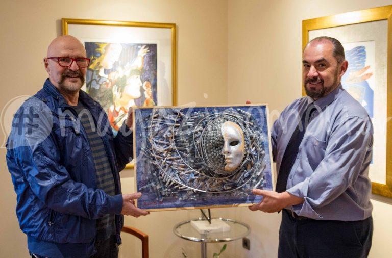 Πρωτότυπη εικαστική δημιουργία με σύριγγες υαλουρονικού