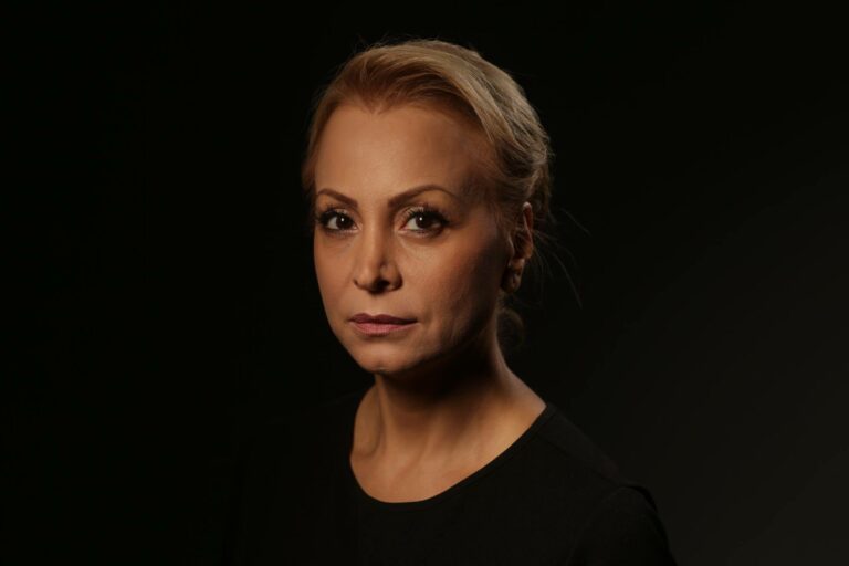 Τέτα Καμπουρέλη: Το εξώφυλλο του ok! και η συγκλονιστική φωτό από την παράσταση «Το Ημερολόγιο της Άννας Φρανκ»