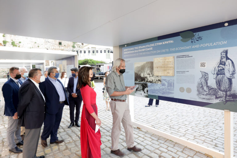 Εγκαίνια στην υπαίθρια έκθεση αφιερωμένη στα 200 χρόνια από την κήρυξη της Επανάστασης στην Κρήτη με τη παρουσία της προέδρου της Επιτροπής «Ελλάδα 2021»