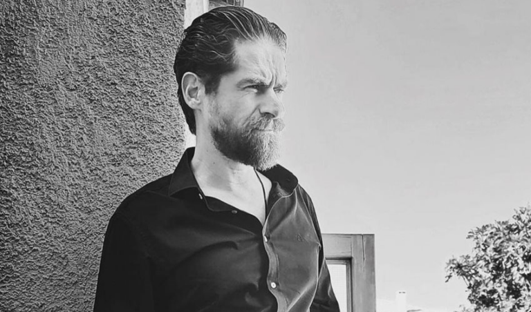 Σασμός: Ο Δημήτρης Λάλος κάνει κατακόρυφο ενώ γυμνάζεται
