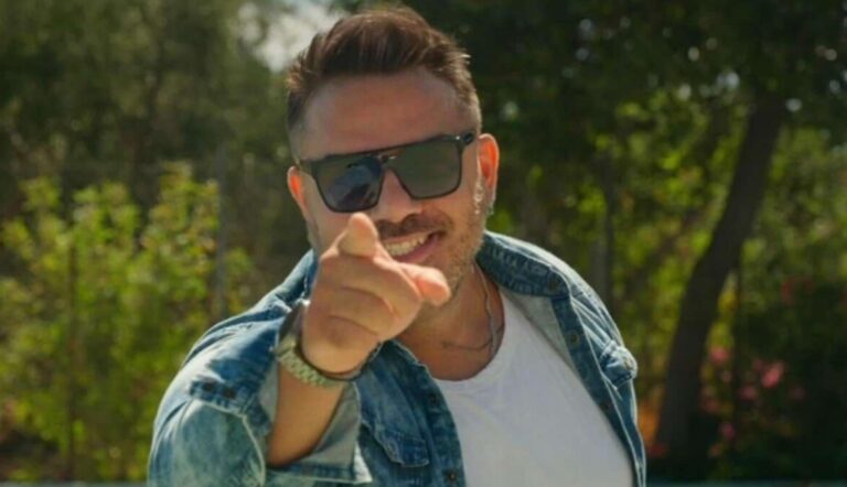Ο Μάνος Μακρόπουλος σαρώνει στο TikTok με το νέο του single «Λέγε, Λέγε»!