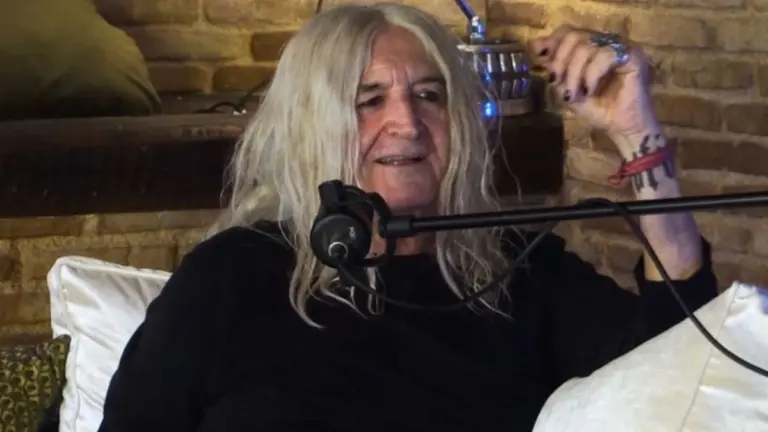 Νίκος Καρβέλας: «Κάθε φορά που τον ακούω να τραγουδάει με πιάνουν τα γέλια, πιο χάλια φωνή δεν υπάρχει»