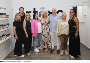 Οι ιδιοκτήτες της “Artego Hellas” Ελπίδα Κατσάτσου, Νίκος Κατσάτσος και Γκέλυ Αθηναίου με τη Ζήνα Κουτσελίνη και το hair expert team της “Artego Hellas”