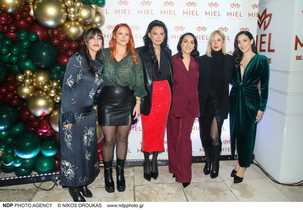 Οι ιδιοκτήτριες Μαρκέλλα Φωτουλάκη και Αναστασία Κοντούλη με όλο το team ομορφιάς και περιποίησης του Miel Beauty Bar and More