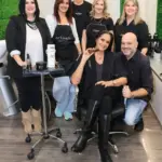 Οι ιδιοκτήτες της “Artego Hellas” Ελπίδα Κατσάτσου και Νίκος Κατσάτσος με τη Βίκυ Κουλιανού και το hair expert team της “Artego Hellas”