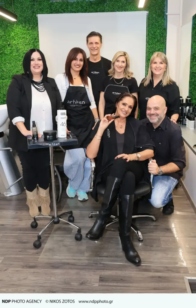 Οι ιδιοκτήτες της “Artego Hellas” Ελπίδα Κατσάτσου και Νίκος Κατσάτσος με τη Βίκυ Κουλιανού και το hair expert team της “Artego Hellas”