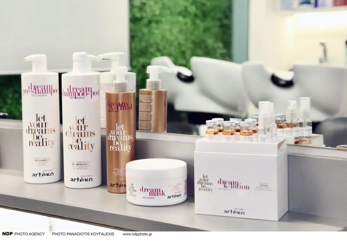 Οι ιδιοκτήτες της “Artego Hellas” Ελπίδα Κατσάτσου, Νίκος Κατσάτσος και Γκέλυ Αθηναίου με τη Ζήνα Κουτσελίνη και το hair expert team της “Artego Hellas”