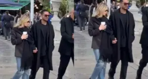 «Κανένας σεβασμός» – Κατακραυγή στην σύντροφο του Μάστορα για την εμφάνισή της με τον καφέ στο χέρι στην κηδεία της Μαρινέλλας kalifoni