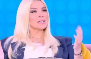 Καινούργιου: «Η κοιλιά μου είναι τεράστια. Δεν ξέρω αν θα ήθελα το παιδί μου να ασχοληθεί με την τηλεόραση» proino