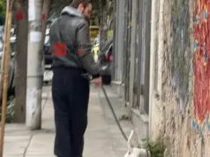 Αποκλειστικό! Αναγνωρίζετε τον ηθοποιό από το «Το σόι σου» που έβγαλε βόλτα τον σκύλο του; tsounis4