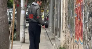 Αποκλειστικό! Αναγνωρίζετε τον ηθοποιό από το «Το σόι σου» που έβγαλε βόλτα τον σκύλο του; tsounis4