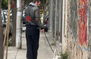 Αποκλειστικό! Αναγνωρίζετε τον ηθοποιό από το «Το σόι μου» που έβγαλε βόλτα τον σκύλο του; tsounis4