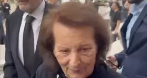 Βάσω Καζαντζίδη: Η στιγμή που χαϊδεύει το φέρετρο της Μαρινέλλας vaso