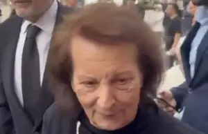 Βάσω Καζαντζίδη: Η στιγμή που χαϊδεύει το φέρετρο της Μαρινέλλας vaso