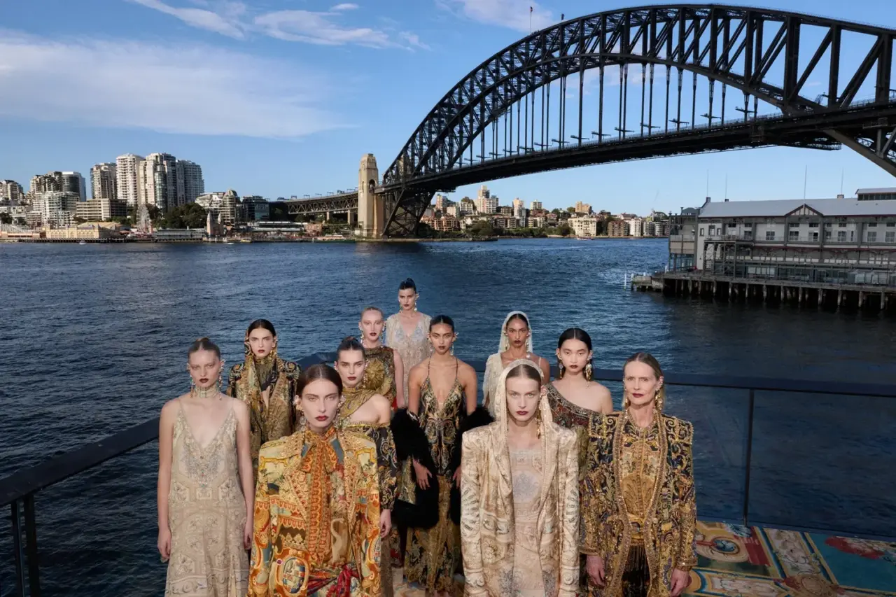 260325_CAMILLA_xMET_04_STAIRS_GROUP_CAMILLA_1593