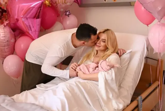 Κατερίνα Καινούργιου Μόλις ανέβασε τις πρώτες φωτογραφίες μέσα από το μαιευτήριο 0