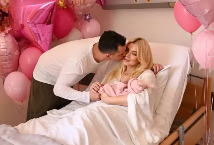 Κατερίνα Καινούργιου Μόλις ανέβασε τις πρώτες φωτογραφίες μέσα από το μαιευτήριο 0