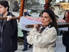 Μαρίνα Ασλάνογλου: Η συγκινητική στιγμή που μεταφέρει τον Επιτάφιο Marina Aslanoglou