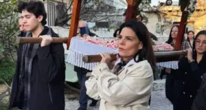 Μαρίνα Ασλάνογλου: Η συγκινητική στιγμή που μεταφέρει τον Επιτάφιο Marina Aslanoglou