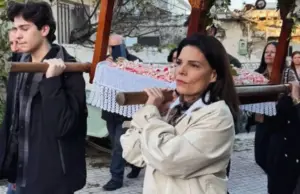 Μαρίνα Ασλάνογλου: Η συγκινητική στιγμή που μεταφέρει τον Επιτάφιο Marina Aslanoglou