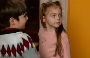 Μπαμπά, σ ’αγαπώ: Βίκτωρας και Σοφία βγαίνουν εκτός σπιτιού μόνοι τους και όλοι τους ψάχνουν mpampa