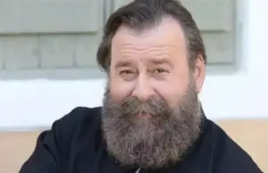 Κωστής Σαββιδάκης: «Με σταύρωσε ο παπάς, κόλλησε ο σταυρός στην πλάτη» SAVVIDAKIS