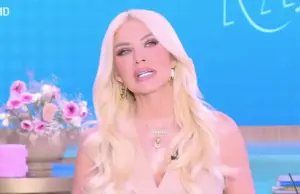 Άυπνη η Καινούργιου στο πλατό! «Έχουν αρχίσει… οι αϋπνίες. Έχουν αρχίσει τα σερί» 557eef49-kaiouyrgioy-pano