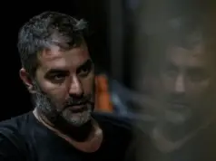 Δυο μαύρα πουκάμισα: Αυτή είναι η νέα σειρά του Mega bisbikis