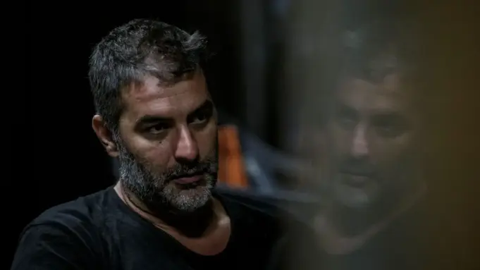 Δυο μαύρα πουκάμισα: Αυτή είναι η νέα σειρά του Mega bisbikis