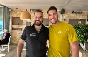Ο Μάνος Μαλλιαρός επέστρεψε στην Κρήτη και πήγε στο “Sirocco” giannis manoysakis manos malliaros