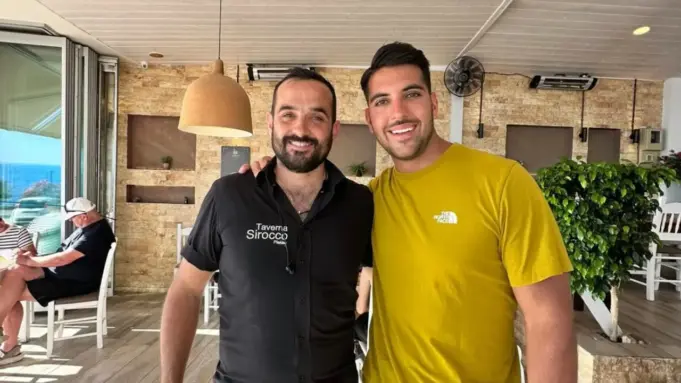 Ο Μάνος Μαλλιαρός επέστρεψε στην Κρήτη και πήγε στο “Sirocco” giannis manoysakis manos malliaros