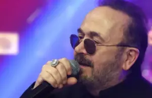 «Βγάλε τον έξω ρε τον μ@λ@κ@» – Έπεσε ξύλο σε εμφάνιση του Γονίδη Άγριος καβγάς ξέσπασε σε συναυλία του Σταμάτη Γονίδη. Δείτε την οργισμένη αντίδραση του τραγουδιστή στο μικρόφωνο και το βίντεο.