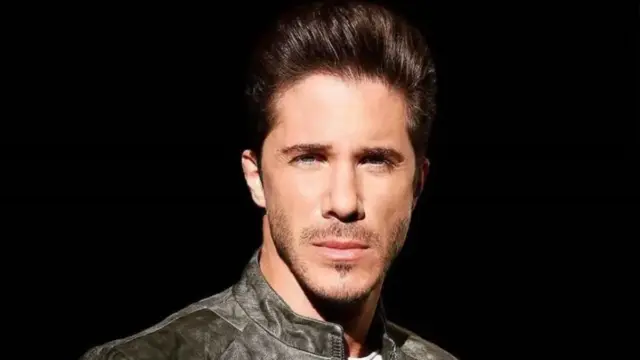 nikos Ο Νίκος Οικονομόπουλος διέκοψε εκτάκτως τη συναυλία του στο Κατράκειο Θέατρο Νίκαιας για να παρασχεθούν πρώτες βοήθειες σε θεατή που αδιαθέτησε.