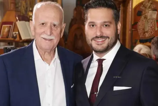 «Η απόλυτη ξεφτίλα» – Ξεσπά ο γιος του Φοίβος Παπαδάκης για τους νέους παρουσιαστές του Καλημέρα Ελλάδα foivos