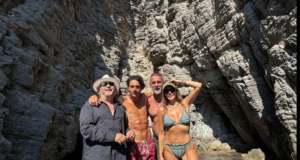 Λάκης Λαζόπουλος με Βανδή, Μπισμπίκη και Βλάχο στο Αιγαίο: «Δέσποινα, σου χρωστάμε έναν Αύγουστο ο καθένας» vandi