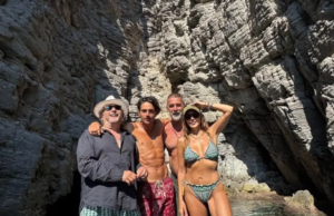 Λάκης Λαζόπουλος με Βανδή, Μπισμπίκη και Βλάχο στο Αιγαίο: «Δέσποινα, σου χρωστάμε έναν Αύγουστο ο καθένας» vandi