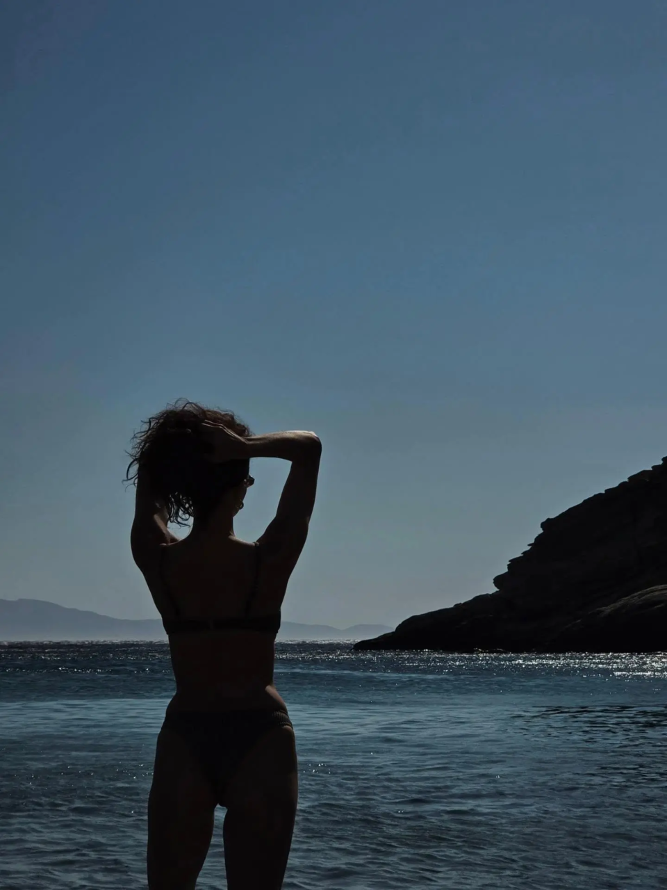 Η Μελίνα Κόντη ποζάρει με μπικίνι στην παραλία