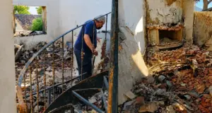 Ο Τάσος Χαλκιάς στα χαλάσματα του σπιτιού του – Σοκάρουν οι εικόνες Ο Τάσος Χαλκιάς και ο γιος του βρέθηκαν στο καμένο σπίτι τους στο Πόρτο Γερμενό. Δείτε το συγκλονιστικό βίντεο μέσα από τα αποκαΐδια.