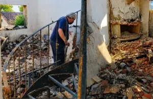 Ο Τάσος Χαλκιάς στα χαλάσματα του σπιτιού του – Σοκάρουν οι εικόνες Ο Τάσος Χαλκιάς και ο γιος του βρέθηκαν στο καμένο σπίτι τους στο Πόρτο Γερμενό. Δείτε το συγκλονιστικό βίντεο μέσα από τα αποκαΐδια.
