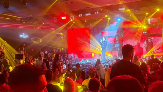 kakosaios Ο Γιώργος Κακοσαίος έκανε πρεμιέρα στο Lux Stage Athens και συγκίνησε με την αφιέρωσή του στον Γιώργο Μαζωνάκη.