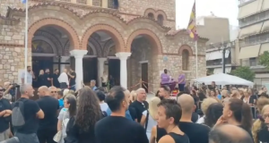 Γιώργος Μαζωνάκης: Θρήνος στη λαϊκή αγρυπνία – Οι πρώτες αφίξεις Πλήθος κόσμου συγκεντρώθηκε στη Νίκαια για τη λαϊκή αγρυπνία στη μνήμη του Γιώργου Μαζωνάκη, με λουλούδια, σημειώματα και συγκίνηση.