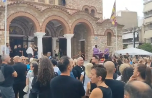 Γιώργος Μαζωνάκης: Θρήνος στη λαϊκή αγρυπνία – Οι πρώτες αφίξεις Πλήθος κόσμου συγκεντρώθηκε στη Νίκαια για τη λαϊκή αγρυπνία στη μνήμη του Γιώργου Μαζωνάκη, με λουλούδια, σημειώματα και συγκίνηση.