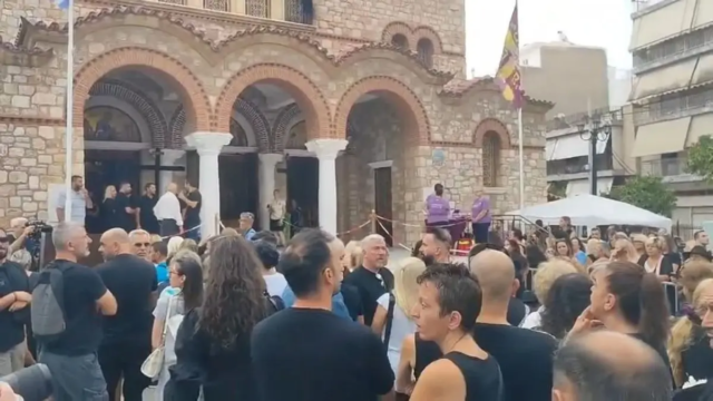 Πλήθος κόσμου συγκεντρώθηκε στη Νίκαια για τη λαϊκή αγρυπνία στη μνήμη του Γιώργου Μαζωνάκη, με λουλούδια, σημειώματα και συγκίνηση.