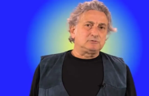 Ράκος ο υπνοθεραπευτής του Μαζωνάκη: «Έχει χάσει πελάτες, τον φωνάζουν δολοφόνο» Τι υποστηρίζει το περιβάλλον του Νάσου Κομιανού για την εμπλοκή του στην υπόθεση Μαζωνάκη και πώς γνωρίστηκε με τον τραγουδιστή και τη γιατρό.
