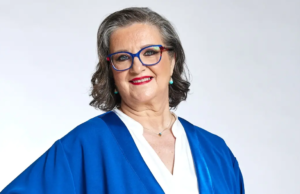 The Chase – Πετρούλα Γκάνιου: Ποια είναι η «κυρία ΠανταΞέρει» Η «κυρία ΠανταΞέρει» είναι η νέα Chaser του The Chase. Ποια είναι η Πετρούλα Γκάνιου και πώς από παίκτρια έγινε μέλος της ομάδας;