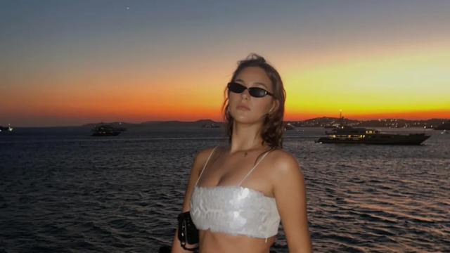 Η Βικτώρια Δέλλα μοιράστηκε νέες φωτογραφίες από τις καλοκαιρινές διακοπές της, με διαφορετικά looks και εντυπωσιακές εμφανίσεις.
