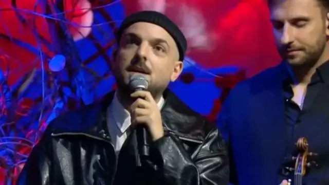 Apon: Ερμήνευσε το «Παιδιά, της Ελλάδος Παιδιά» στο Αλ Τσαντίρι Νιουζ και συγκίνησε το κοινό